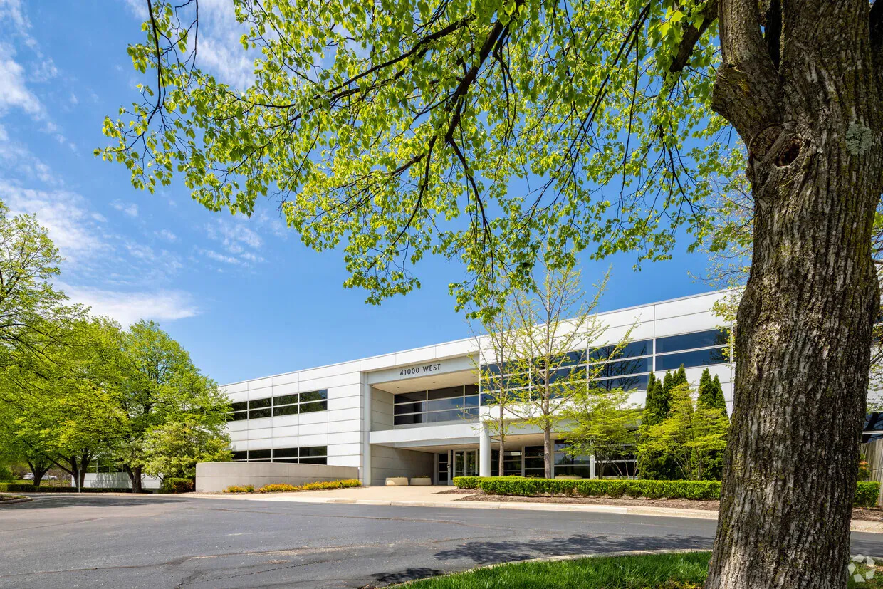 CFH Insurance Consultants office building — 41000 Woodward Avenue, Bloomfield Hills